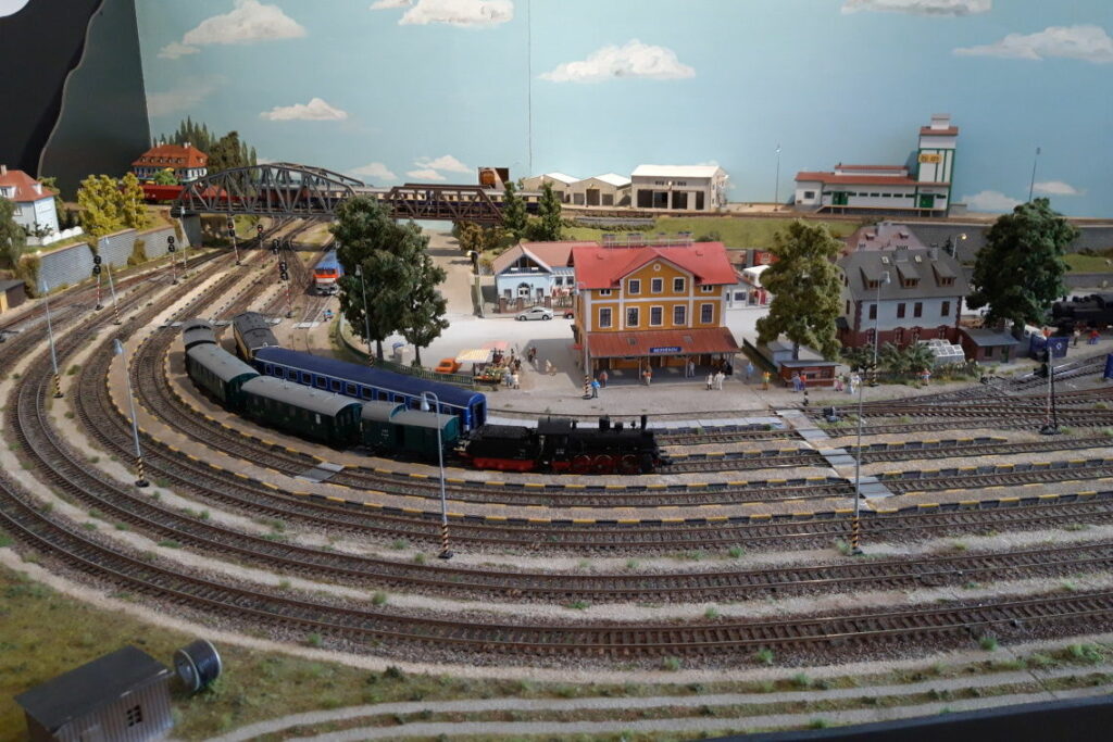 Modelové kolejiště Jindřichův Hradec a expozice úzkokolejky 8